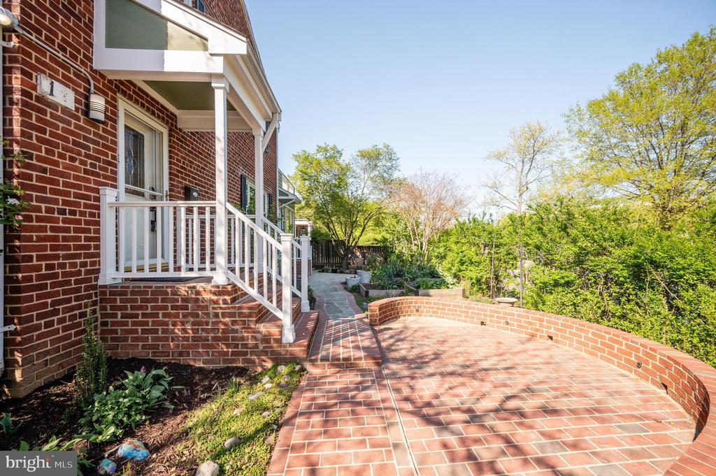 1 Ancell St