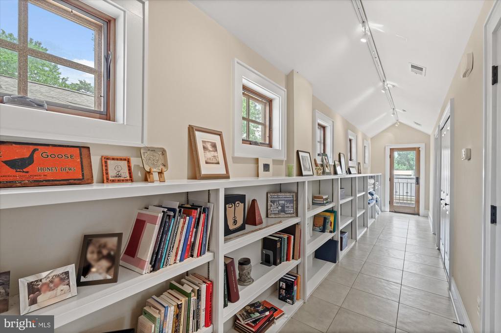 9 E Walnut St