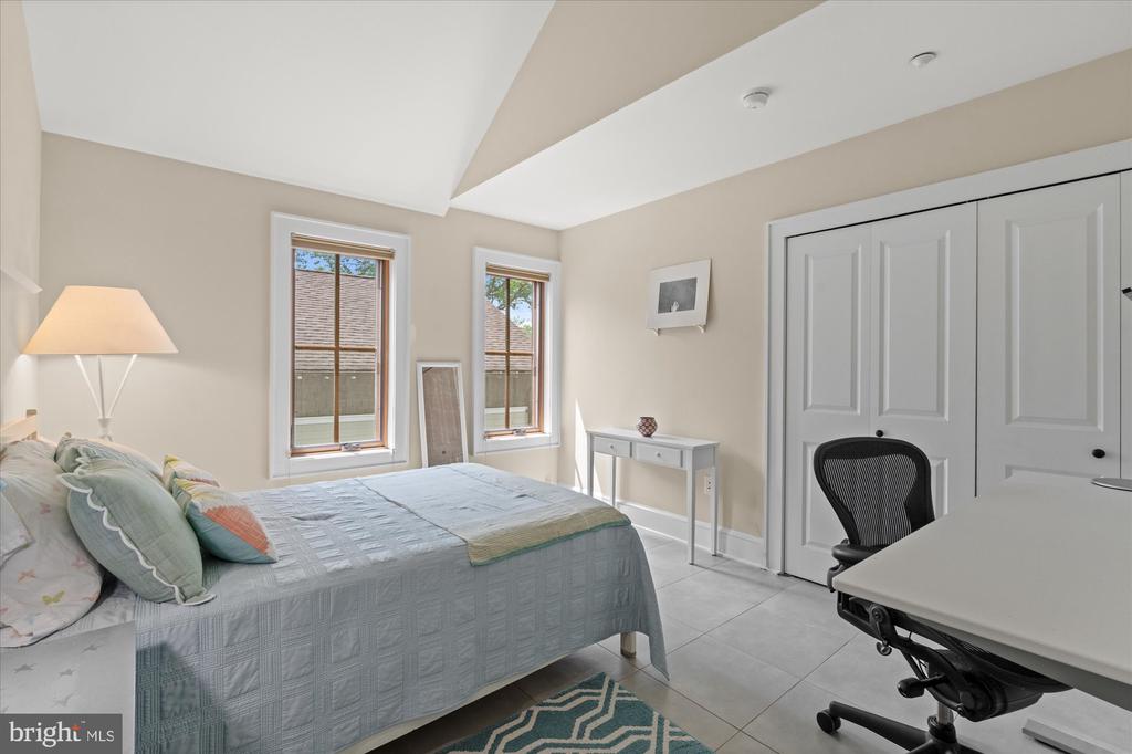 9 E Walnut St