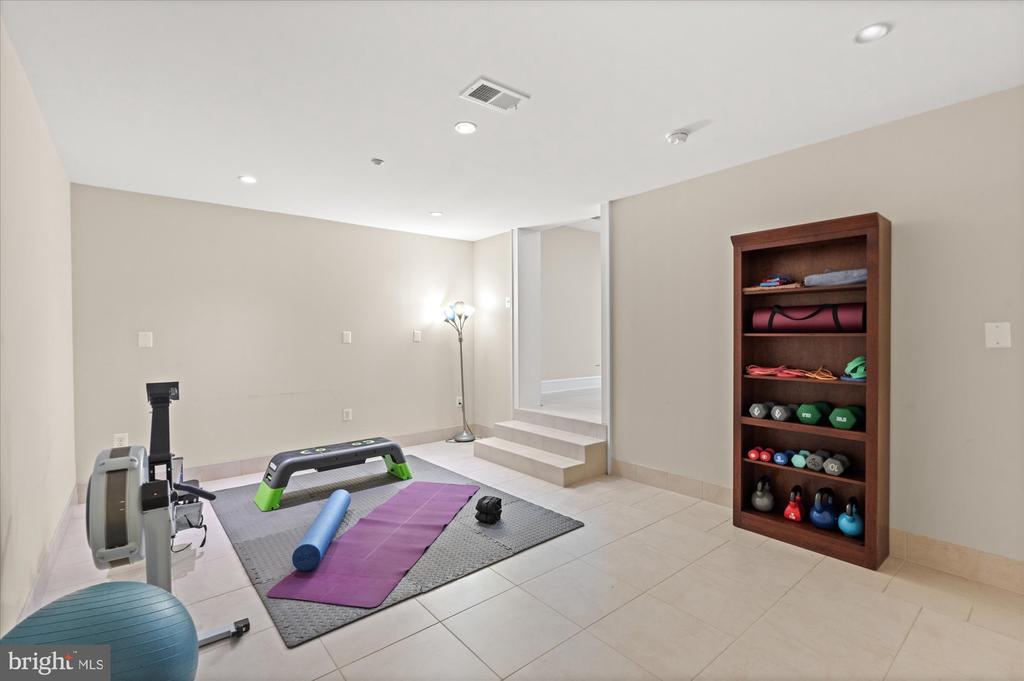 9 E Walnut St
