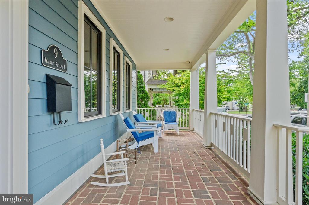 9 E Walnut St