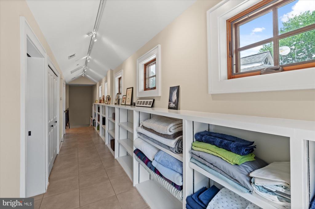 9 E Walnut St
