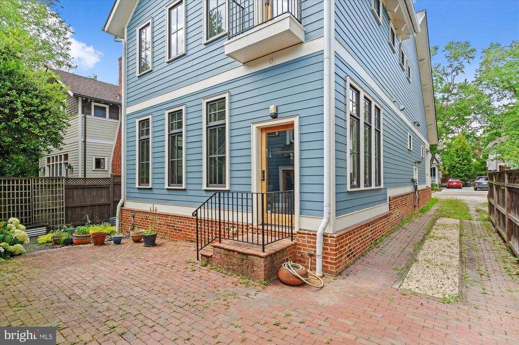9 E Walnut St