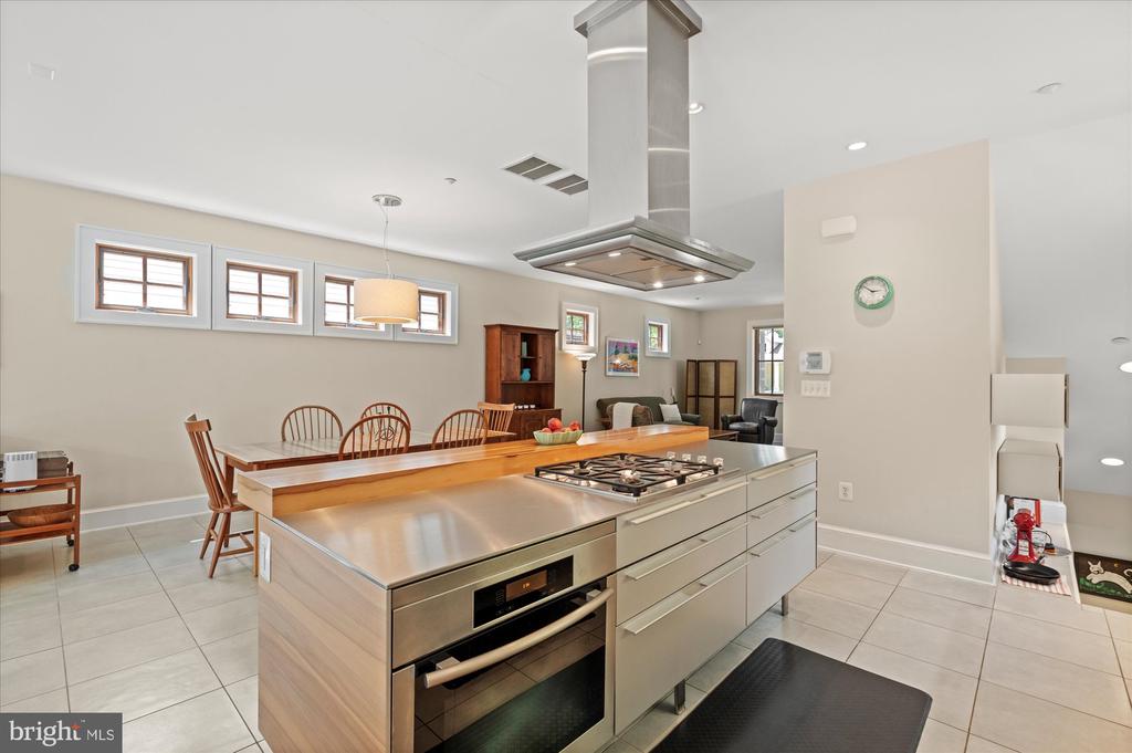 9 E Walnut St