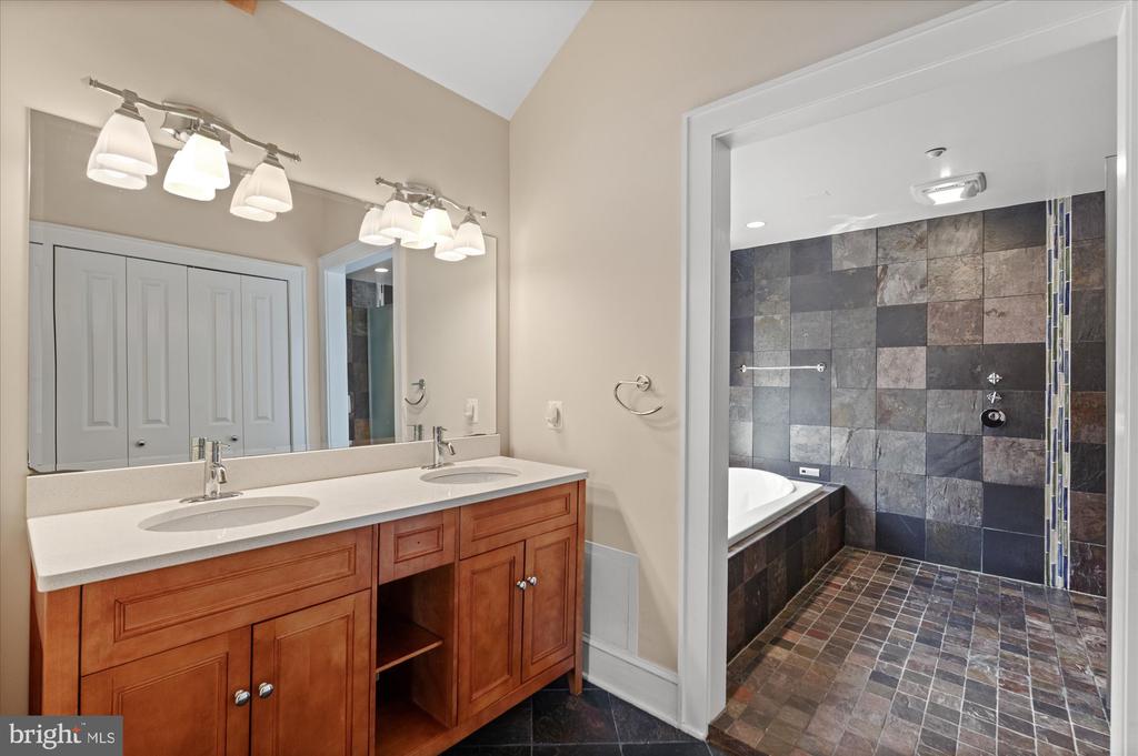 9 E Walnut St