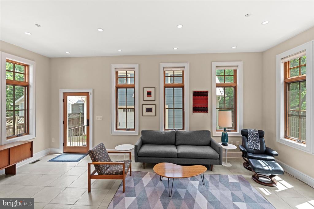 9 E Walnut St