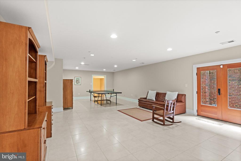 9 E Walnut St