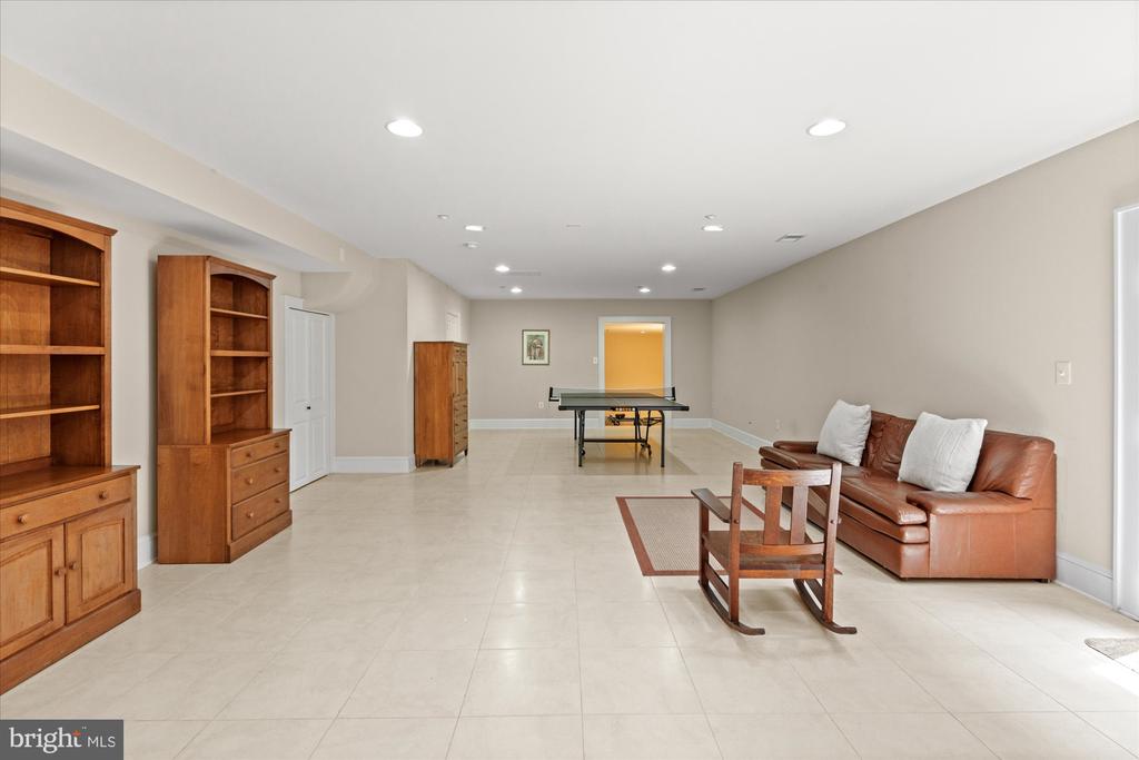 9 E Walnut St