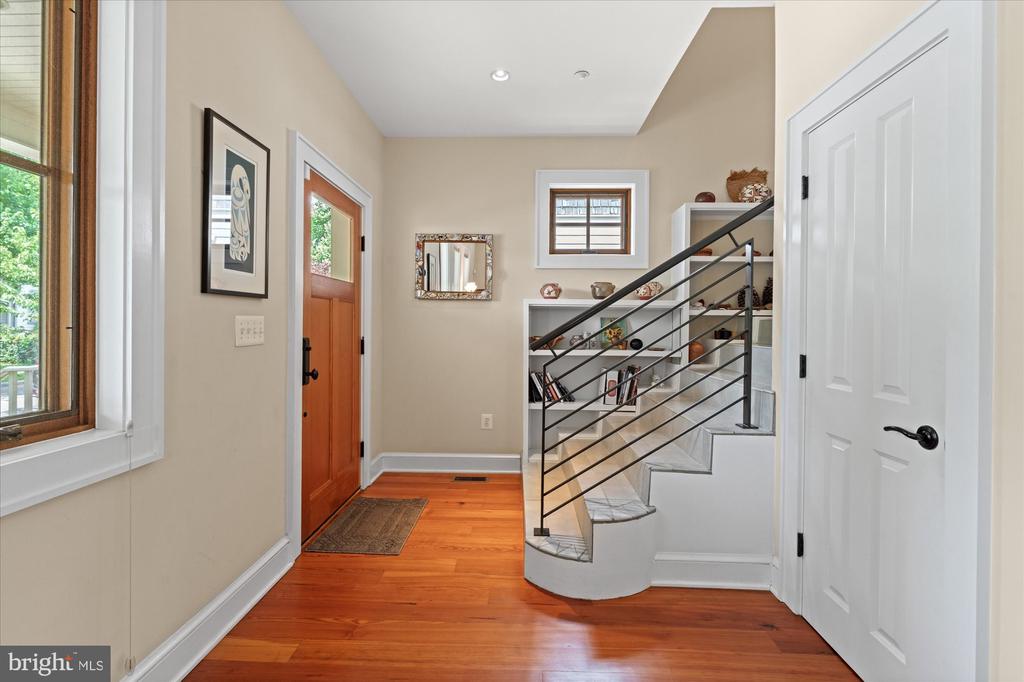 9 E Walnut St