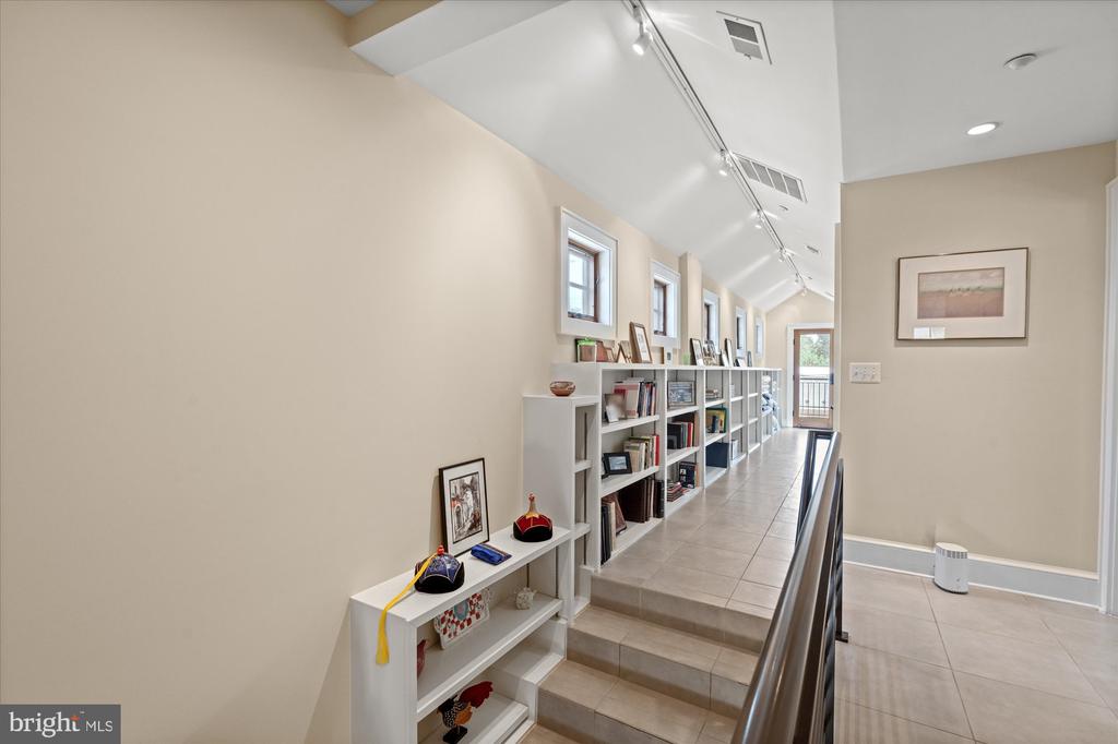 9 E Walnut St