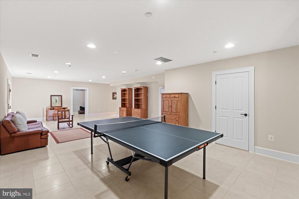 9 E Walnut St
