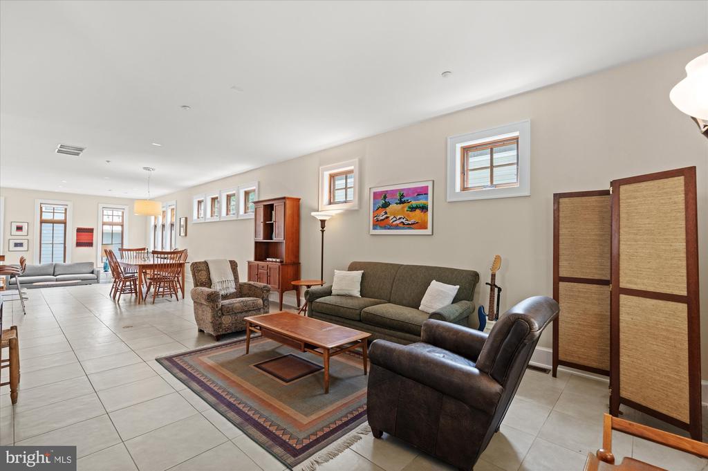 9 E Walnut St