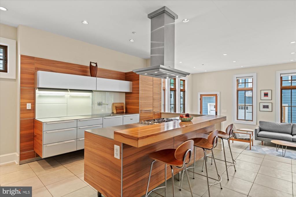 9 E Walnut St