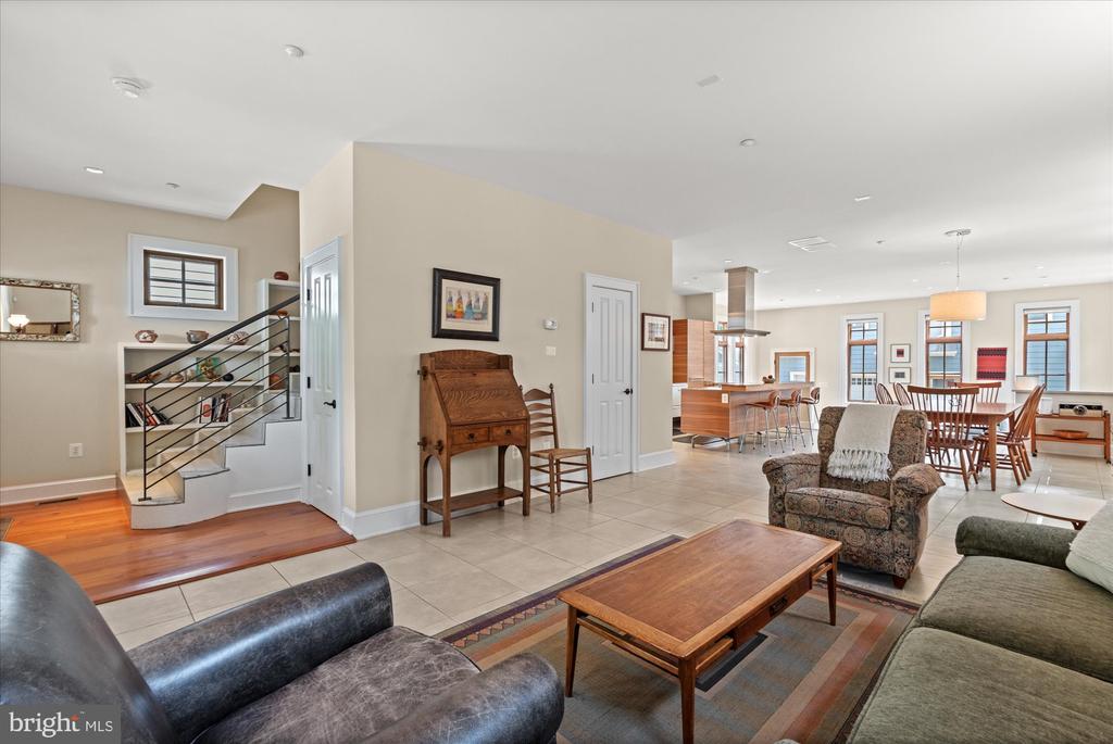 9 E Walnut St