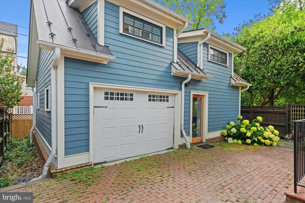 9 E Walnut St