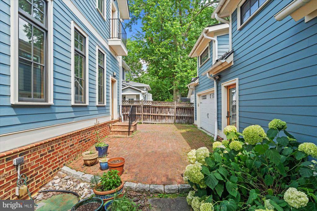 9 E Walnut St
