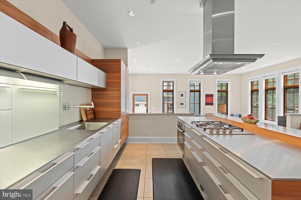 9 E Walnut St