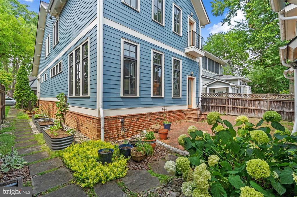 9 E Walnut St
