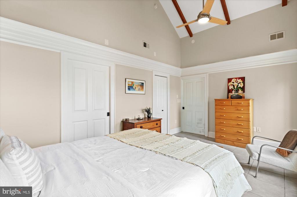 9 E Walnut St