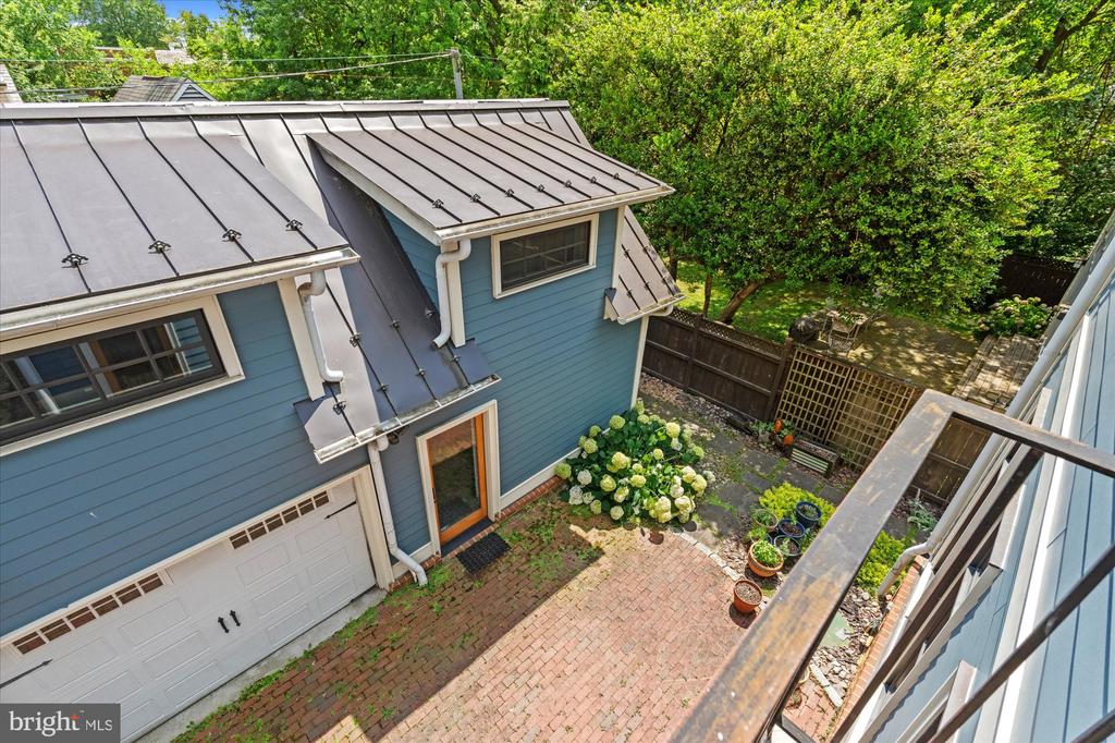 9 E Walnut St