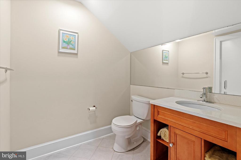 9 E Walnut St