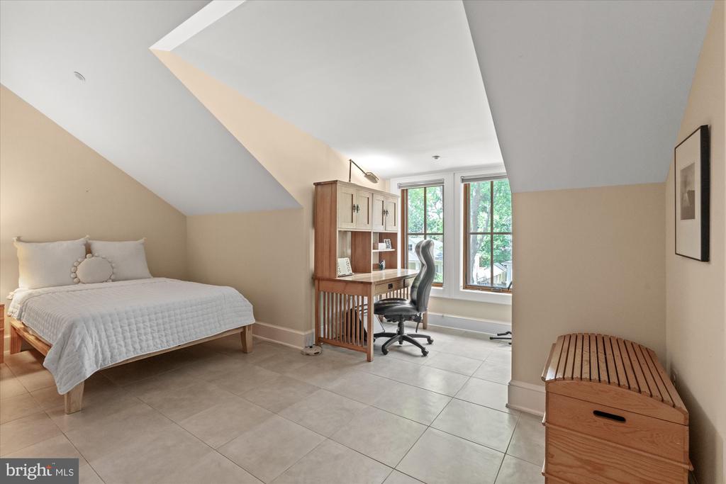 9 E Walnut St
