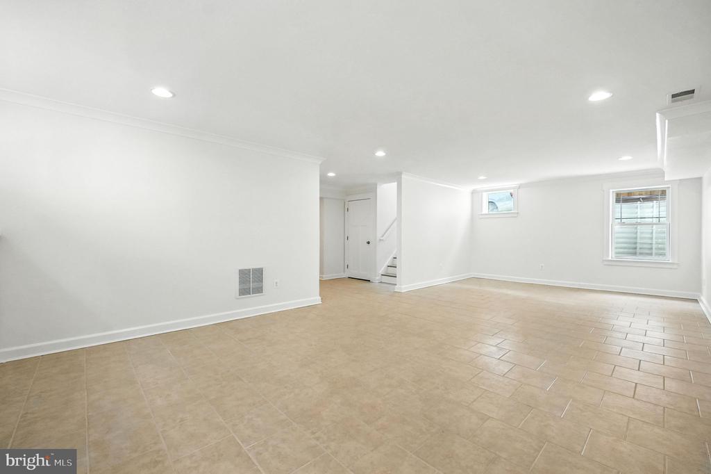 11 W DEL RAY AVENUE