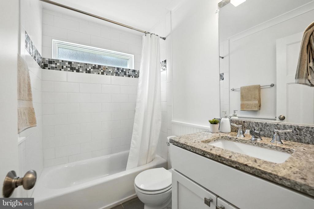 11 W DEL RAY AVENUE
