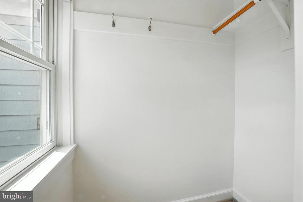 11 W DEL RAY AVENUE