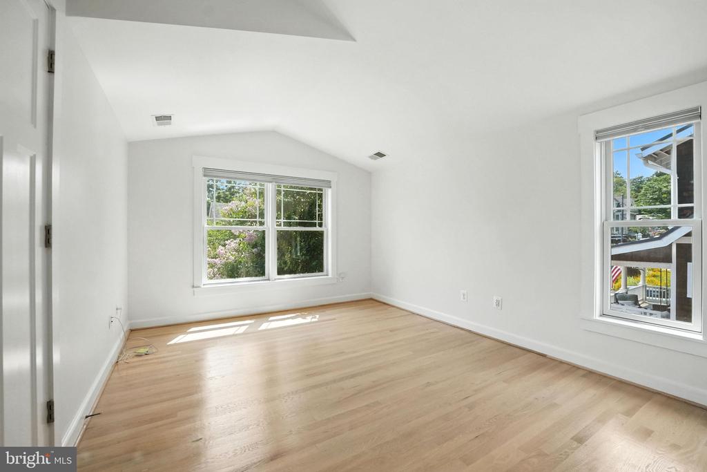 11 W DEL RAY AVENUE