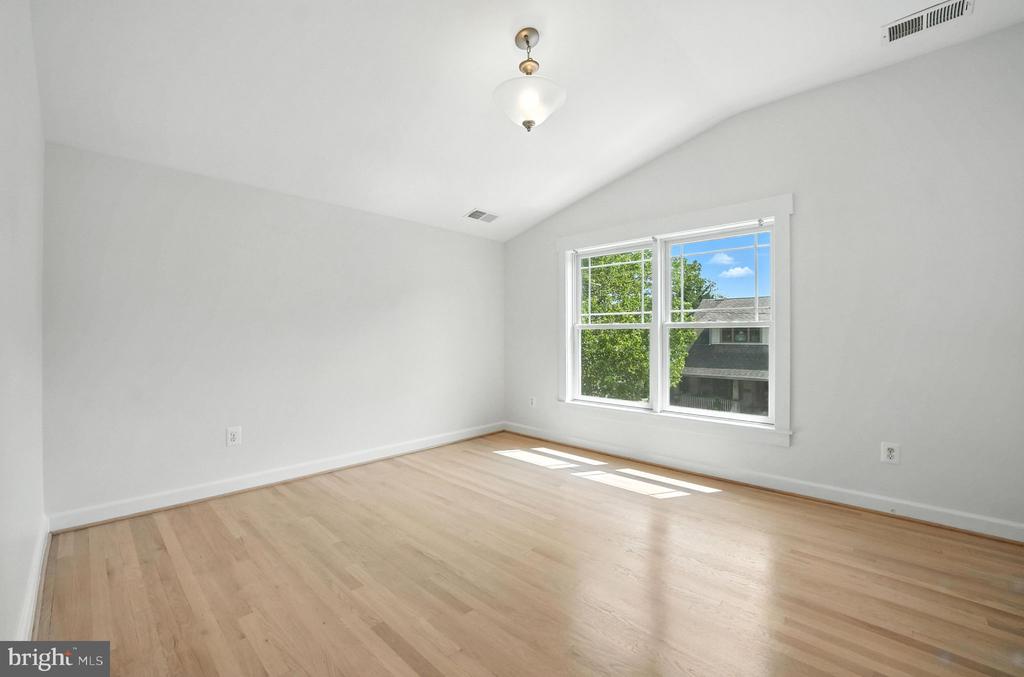 11 W DEL RAY AVENUE
