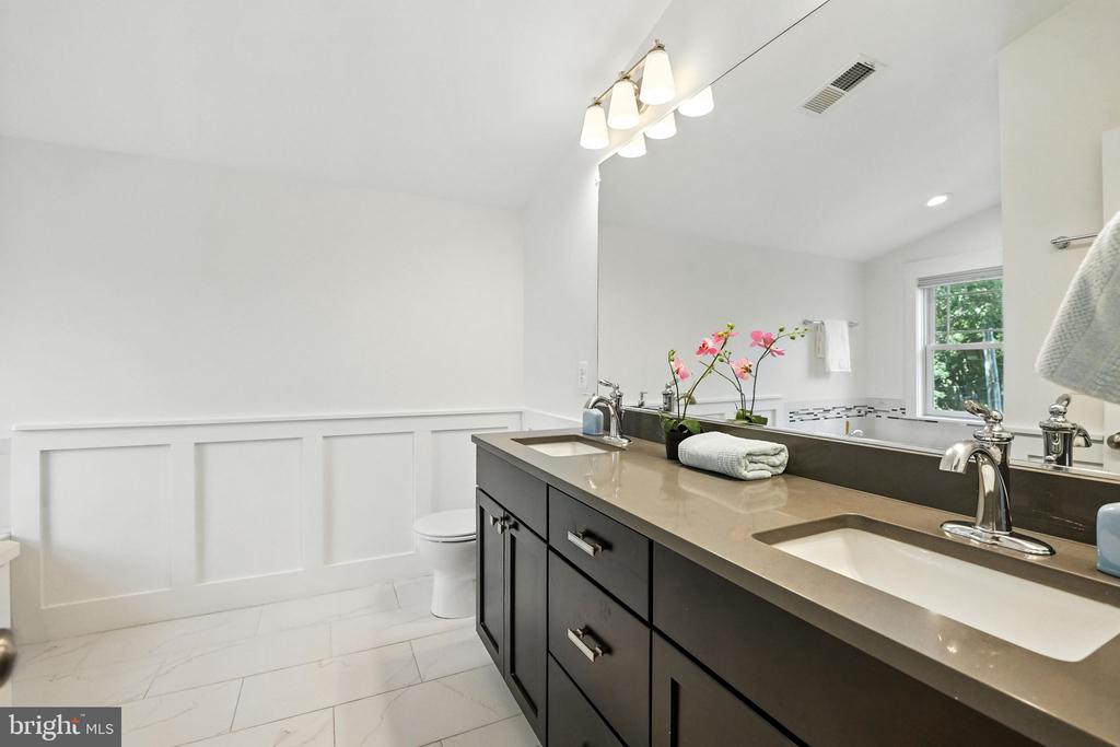 11 W DEL RAY AVENUE