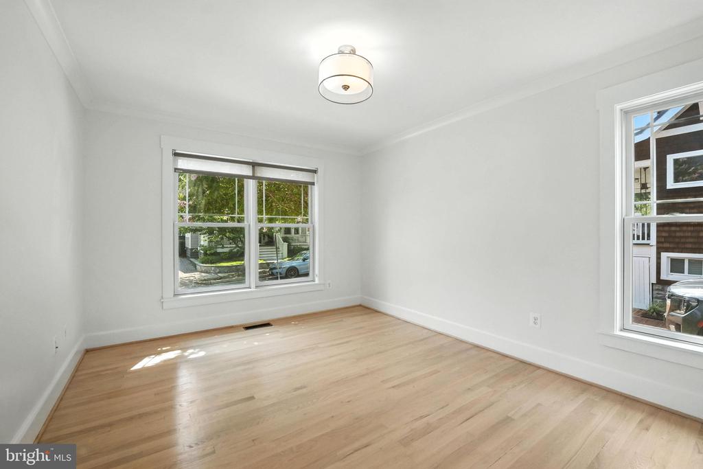 11 W DEL RAY AVENUE