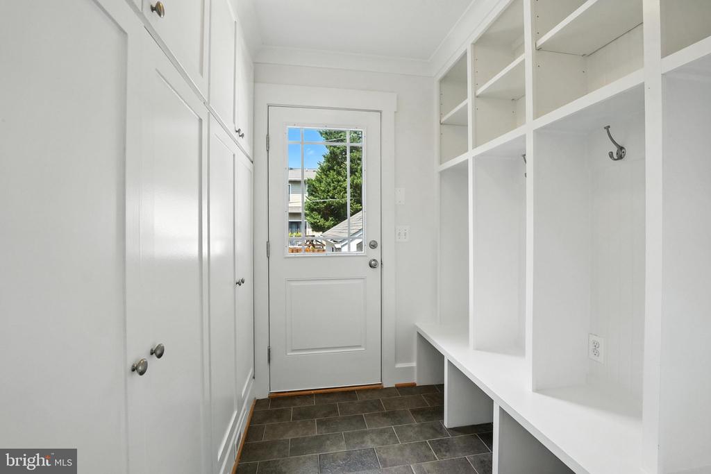 11 W DEL RAY AVENUE