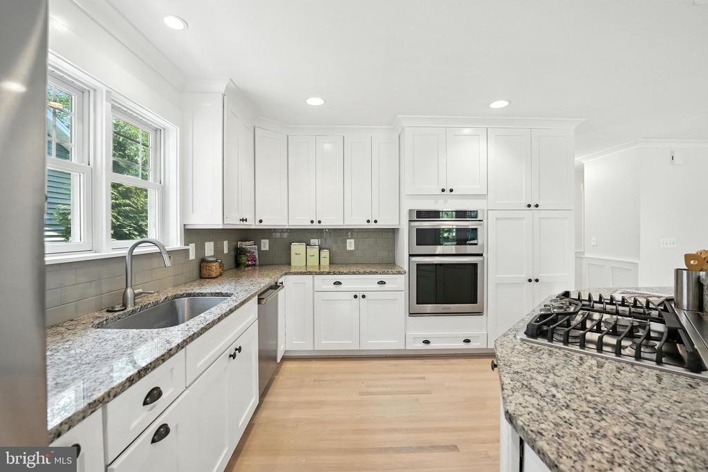 11 W DEL RAY AVENUE