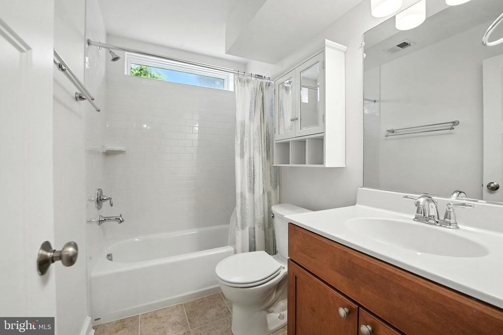 11 W DEL RAY AVENUE