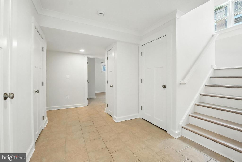 11 W DEL RAY AVENUE