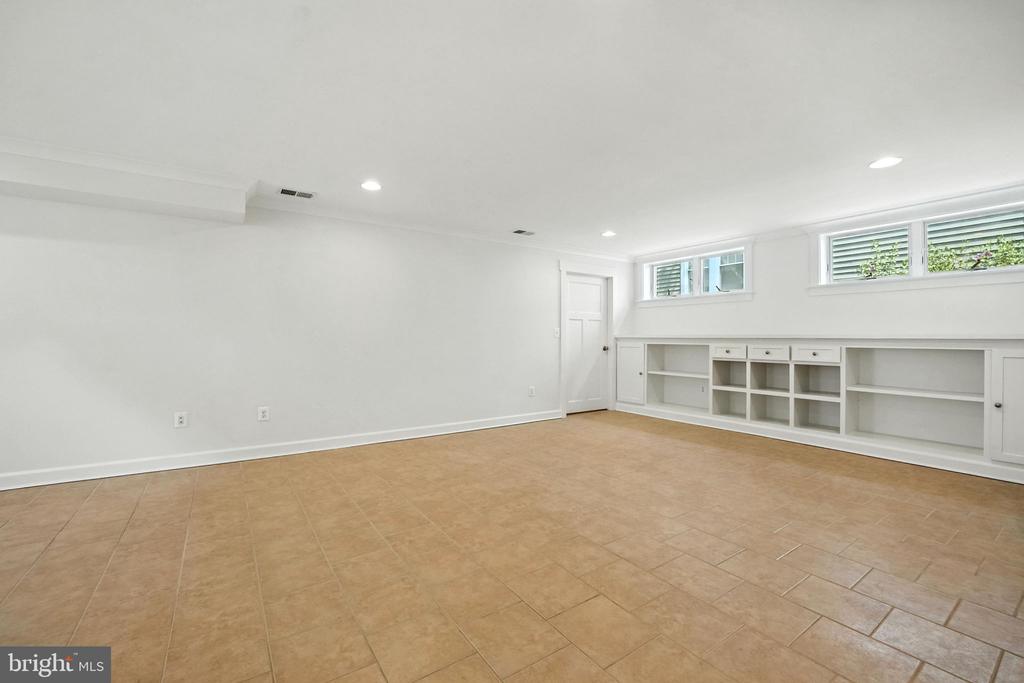 11 W DEL RAY AVENUE