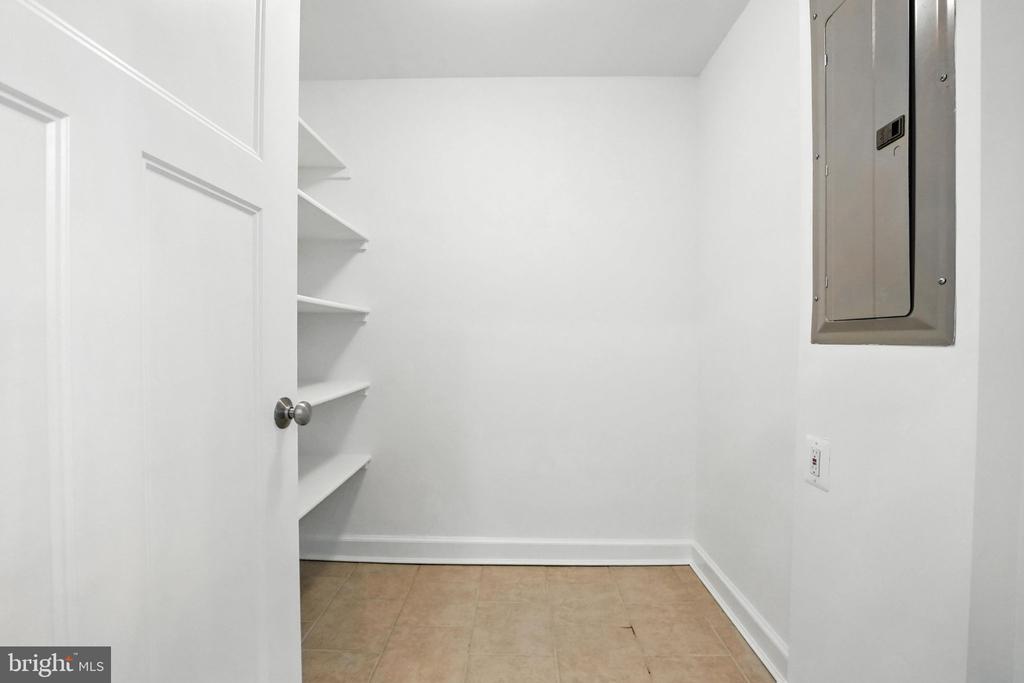 11 W DEL RAY AVENUE