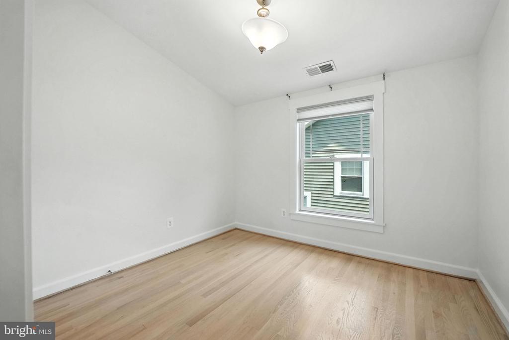 11 W DEL RAY AVENUE