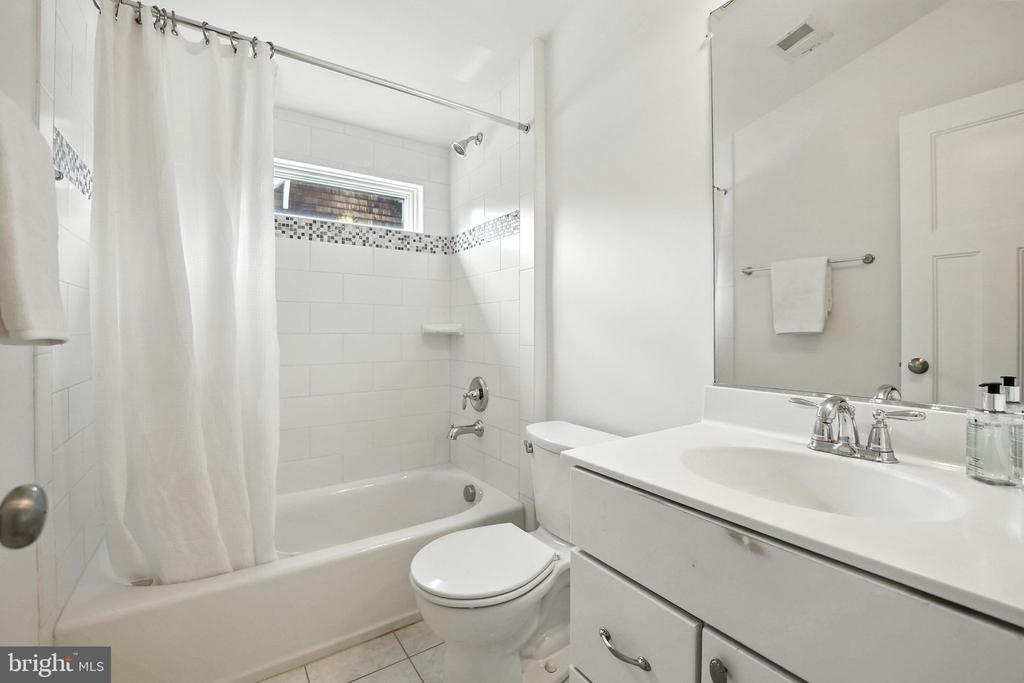 11 W DEL RAY AVENUE