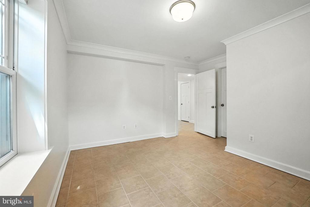 11 W DEL RAY AVENUE
