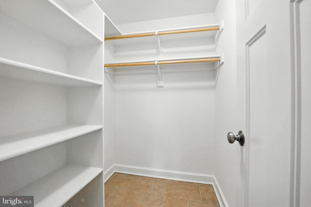 11 W DEL RAY AVENUE