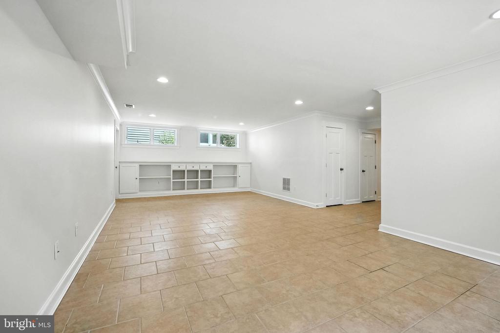 11 W DEL RAY AVENUE