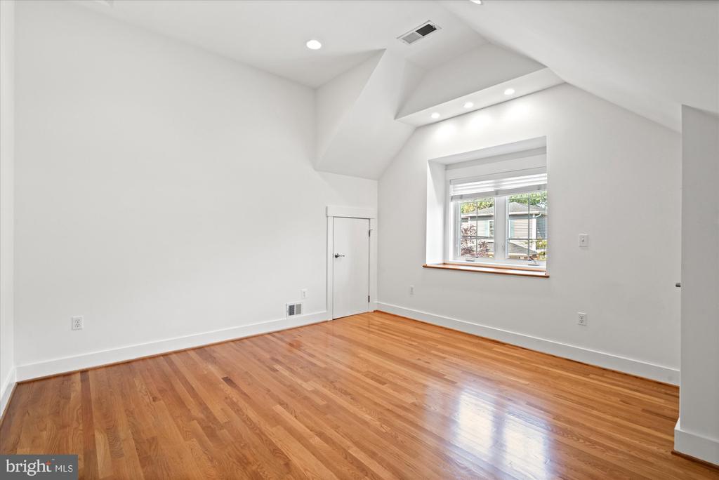 700 LITTLE ST