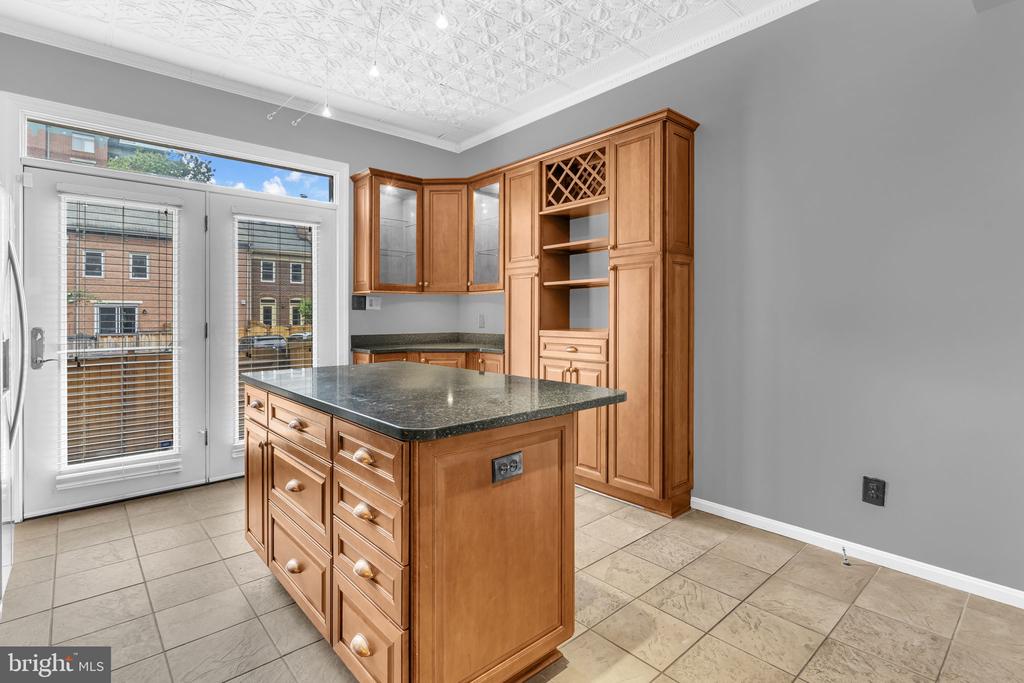 520 COLECROFT COURT
