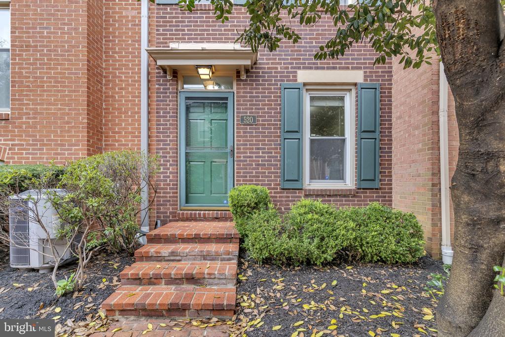 520 COLECROFT COURT