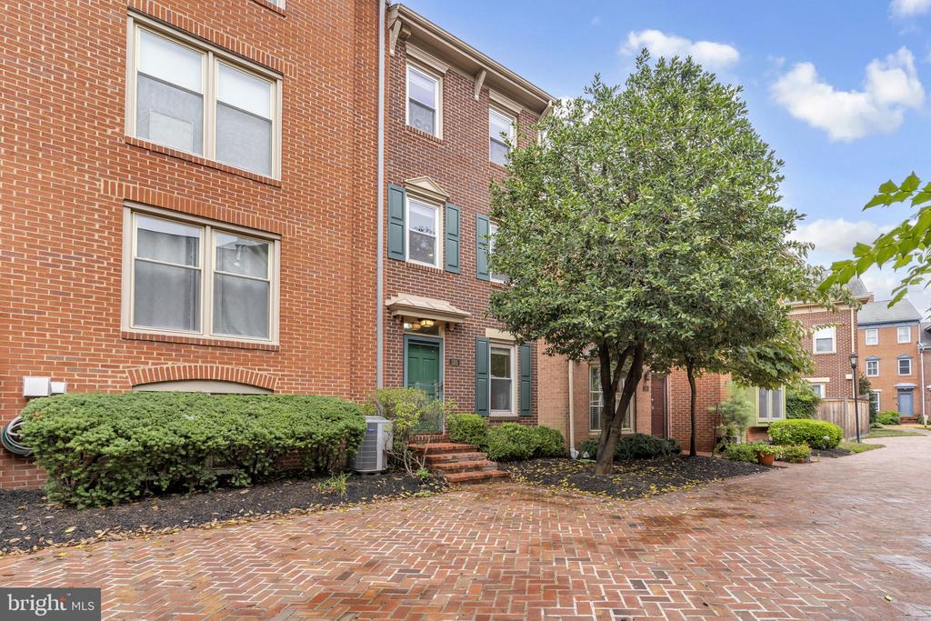 520 COLECROFT COURT