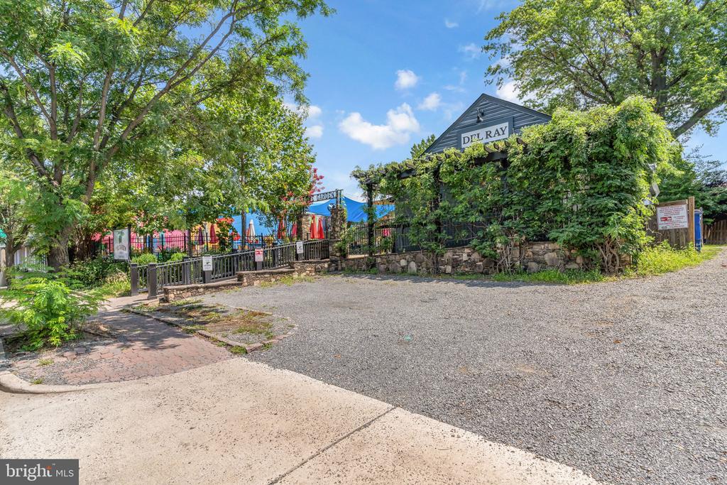 520 COLECROFT COURT
