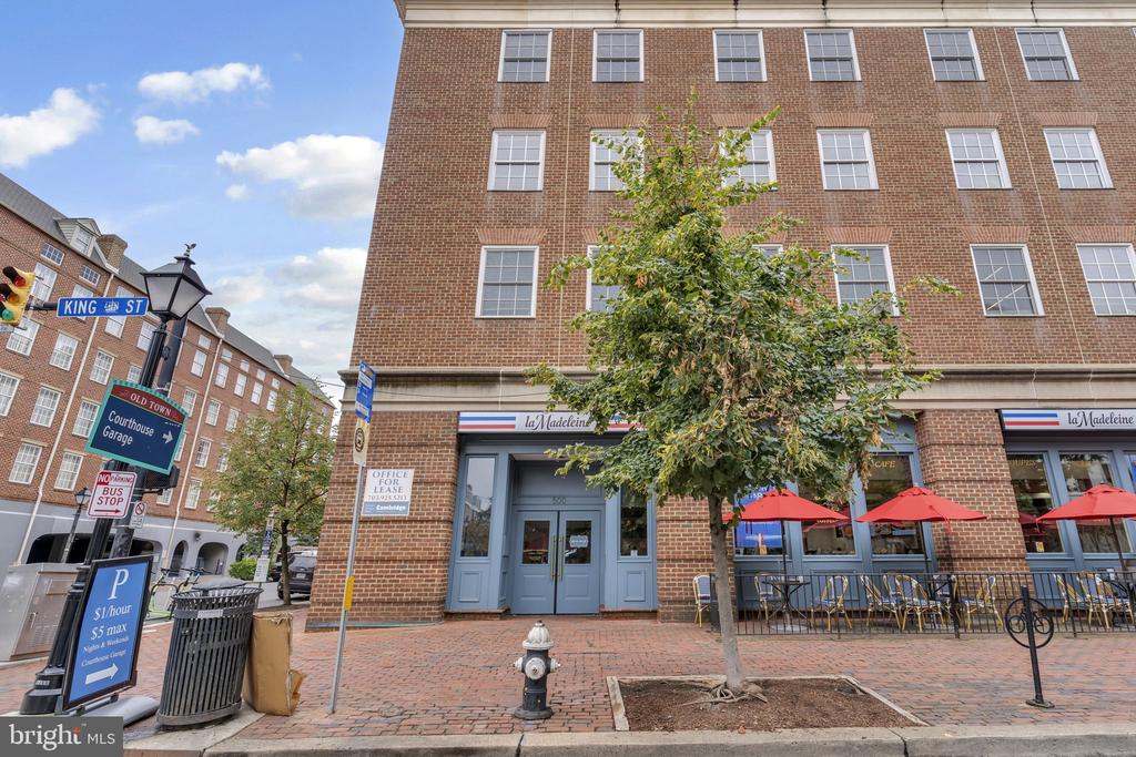 520 COLECROFT COURT